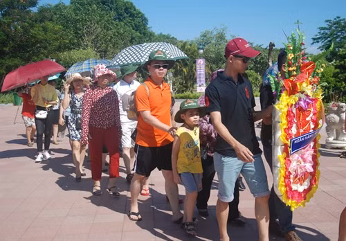 Khách du lịch trong và ngoài nước đến dâng hương, dâng hoa viếng các Anh hùng liệt sỹ. Khách du lịch trong và ngoài nước đến dâng hương, dâng hoa viếng các Anh hùng liệt sỹ.