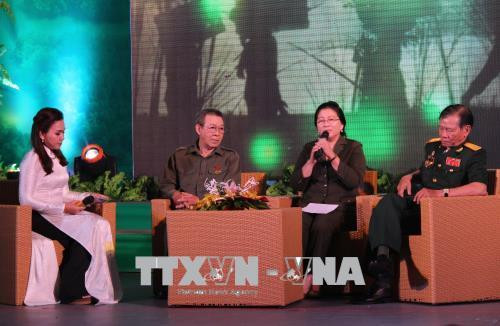 Giao lưu với những thanh niên xung phong tham gia phục vụ chiến đấu và chiến đấu trên chiến trường biên giới Tây Nam. Ảnh: Xuân Dự - TTXVN