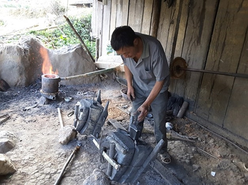 Gang, thép sau khi nung chảy được đổ vào khuôn và để trong vài giờ.