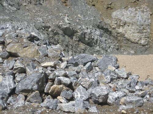 Một mỏ đá thuộc huyện Vị Xuyên được cấp phép khai thác vật liệu phục vụ xây dựng công trình. Ảnh: hagiangtv.vn Một mỏ đá thuộc huyện Vị Xuyên được cấp phép khai thác vật liệu phục vụ xây dựng công trình. Ảnh: hagiangtv.vn