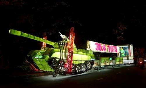 Những mô hình đèn lồng khổng lồ được người dân xứ Tuyên chuyển hóa từ những câu chuyện cổ tích, truyện ngụ ngôn, danh lam thắng cảnh. Ảnh: Văn Tý-TTXVN Những mô hình đèn lồng khổng lồ được người dân xứ Tuyên chuyển hóa từ những câu chuyện cổ tích, truyện ngụ ngôn, danh lam thắng cảnh. Ảnh: Văn Tý-TTXVN Những mô hình đèn lồng khổng lồ được người dân xứ Tuyên chuyển hóa từ những câu chuyện cổ tích, truyện ngụ ngôn, danh lam thắng cảnh. Ảnh: Văn Tý-TTXVN Những mô hình đèn lồng khổng lồ được người dân xứ Tuyên chuyển hóa từ những câu chuyện cổ tích, truyện ngụ ngôn, danh lam thắng cảnh. Ảnh: Văn Tý-TTXVN Khoảng 90 mô hình đèn trung thu khổng lồ sẽ được rước diễu trong lễ hội, thu hút sự tham gia của hàng vạn du khách trong nước. Ảnh: Văn Tý-TTXVN Những mô hình đèn lồng khổng lồ được người dân xứ Tuyên chuyển hóa từ những câu chuyện cổ tích, truyện ngụ ngôn, danh lam thắng cảnh. Ảnh: Văn Tý-TTXVN Những mô hình đèn lồng khổng lồ được người dân xứ Tuyên chuyển hóa từ những câu chuyện cổ tích, truyện ngụ ngôn, danh lam thắng cảnh. Ảnh: Văn Tý-TTXVN Những mô hình đèn lồng khổng lồ được người dân xứ Tuyên chuyển hóa từ những câu chuyện cổ tích, truyện ngụ ngôn, danh lam thắng cảnh. Ảnh: Văn Tý-TTXVN Những mô hình đèn lồng khổng lồ được người dân xứ Tuyên chuyển hóa từ những câu chuyện cổ tích, truyện ngụ ngôn, danh lam thắng cảnh. Ảnh: Văn Tý-TTXVN Khoảng 90 mô hình đèn trung thu khổng lồ sẽ được rước diễu trong lễ hội, thu hút sự tham gia của hàng vạn du khách trong nước. Ảnh: Văn Tý-TTXVN