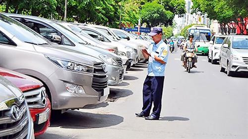 Từ ngày 1/8/2018, Thành phố Hồ Chí Minh thu phí ô tô đậu lòng đường. Nguồn: sggp.org.vn