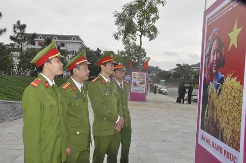 Các đại biểu tham quan triển lãm. Ảnh: Hương Thu-TTXVN