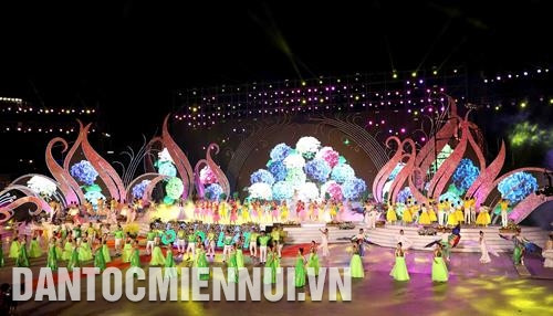 Một tiết mục nghệ thuật đặc sắc trong đêm khai mạc Festival hoa Đà Lạt năm 2019. Ảnh: Nhật Anh Một tiết mục nghệ thuật đặc sắc trong đêm khai mạc Festival hoa Đà Lạt năm 2019. Ảnh: Nhật Anh