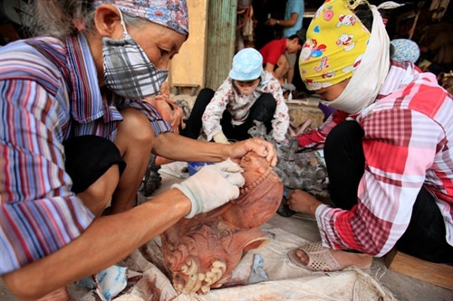 Phần lớn các hộ trong thôn Thiết Úng đều gắn bó với nghề điêu khắc gỗ.