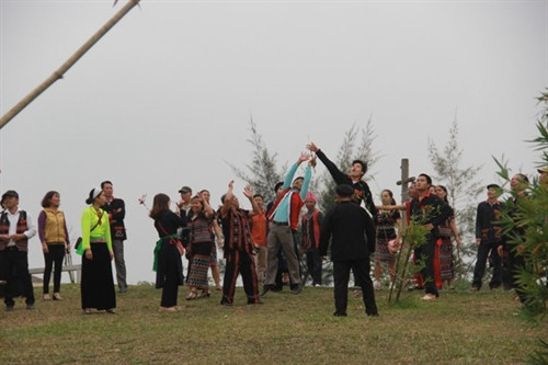 Đồng bào Tày và cộng đồng các dân tộc vui hội ném còn.