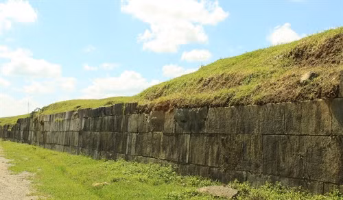 Một đoạn tường Thành nhà Hồ. Ảnh: Tiến Dũng - TTXVN