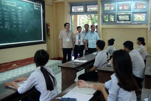 Thứ trưởng Phạm Mạnh Hùng (ngoài cùng bên trái) động viên các thí sinh tại điểm thi trường THPT Nguyễn Huệ. Ảnh: Xuân Triệu - TTXVN Thứ trưởng Phạm Mạnh Hùng (ngoài cùng bên trái) động viên các thí sinh tại điểm thi trường THPT Nguyễn Huệ. Ảnh: Xuân Triệu - TTXVN