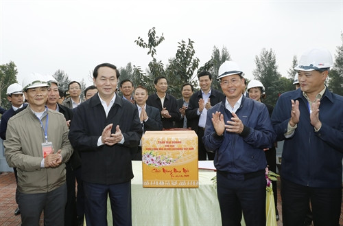 Chủ tịch nước Trần Đại Quang tặng quà cho công nhân ngành than. Ảnh: Nhan Sáng-TTXVN Chủ tịch nước Trần Đại Quang tặng quà cho công nhân ngành than. Ảnh: Nhan Sáng-TTXVN