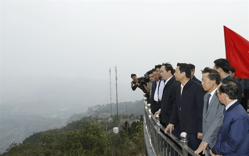 Chủ tịch nước Trần Đại Quang tham quan khu vực khai thác mỏ của Công ty Cổ phần than Đèo Nai. Ảnh: Nhan Sáng-TTXVN Chủ tịch nước Trần Đại Quang tham quan khu vực khai thác mỏ của Công ty Cổ phần than Đèo Nai. Ảnh: Nhan Sáng-TTXVN