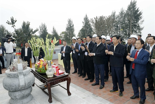 Nhân dịp về thăm, làm việc tại Quảng Ninh, Chủ tịch nước Trần Đại Quang đã đến dâng hương tưởng niệm Chủ tịch Hồ Chí Minh tại Khu Di tích Chủ tịch Hồ Chí Minh ở Công ty Cổ phần than Đèo Nai. Ảnh: Nhan Sáng-TTXVN Nhân dịp về thăm, làm việc tại Quảng Ninh, Chủ tịch nước Trần Đại Quang đã đến dâng hương tưởng niệm Chủ tịch Hồ Chí Minh tại Khu Di tích Chủ tịch Hồ Chí Minh ở Công ty Cổ phần than Đèo Nai. Ảnh: Nhan Sáng-TTXVN