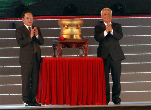 Phó Chủ tịch Quốc hội Uông Chu Lưu trao tặng Trống đồng- biểu tương tình đoàn kết đại gia đình các dân tộc Việt Nam cho tỉnh Sơn La. Ảnh Điêu Chính Tới- TTXVN