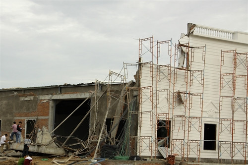 Hiện trường vụ tai nạn sập giàn giáo. Ảnh: Duy Khương- TTXVN Hiện trường vụ tai nạn sập giàn giáo. Ảnh: Duy Khương- TTXVN