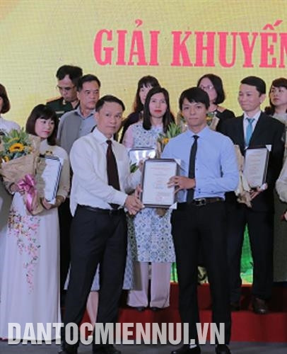 Ông Nguyễn Đức Lợi, Ủy viên Trung ương Đảng, Tổng Giám đốc TTXVN trao giải khuyến khích cho các tác giả. Ảnh: Nam Sương Ông Nguyễn Đức Lợi, Ủy viên Trung ương Đảng, Tổng Giám đốc TTXVN trao giải khuyến khích cho các tác giả. Ảnh: Nam Sương