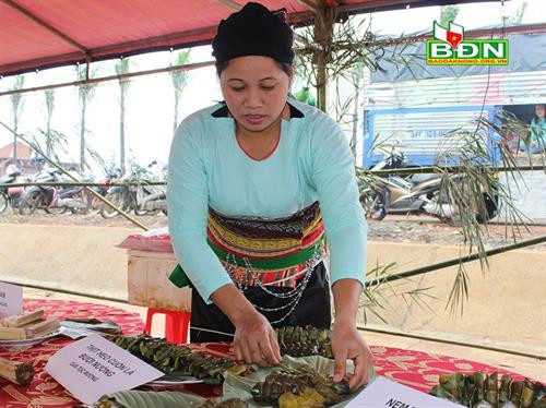 Chả cuốn lá bưởi là một trong những món ăn ngon độc đáo của người Mường Chả cuốn lá bưởi là một trong những món ăn ngon độc đáo của người Mường