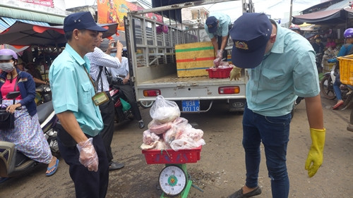 Tiến hành kiểm đếm số lượng thịt thối đông lạnh. Tiến hành kiểm đếm số lượng thịt thối đông lạnh.