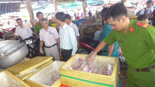 Toàn bộ số thịt thối 713 kg, gồm thịt lợn thịt bò, nội tạng được đem đi tiêu hủy tại lò xử lý rác thải. Toàn bộ số thịt thối 713 kg, gồm thịt lợn thịt bò, nội tạng được đem đi tiêu hủy tại lò xử lý rác thải.