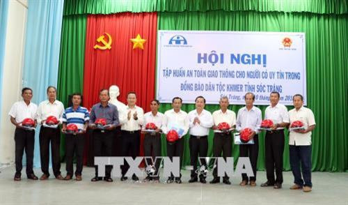 Lãnh đạo tỉnh Sóc Trăng và Ủy ban ATGT quốc gia tặng mũ bảo hiểm cho đại diện người có uy tín trong đồng bào Khmer của tỉnh Sóc Trăng. Ảnh: Trung Hiếu - TTXVN