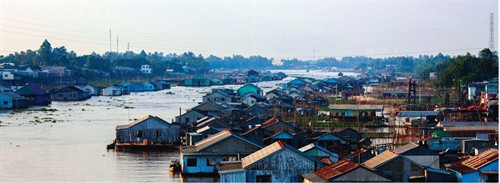 Làng nuôi cá bè nằm nép mình bên hai bờ sông Châu Đốc.