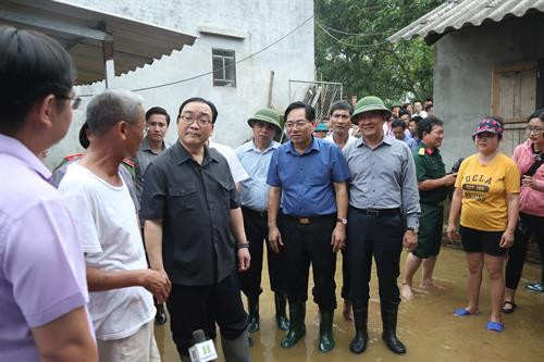 Bí thư Thành ủy Hà Nội thăm hỏi, động viên người dân vùng ngập lụt ở Chương Mỹ ảnh 8