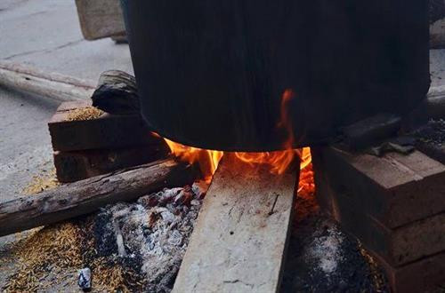 Dùng củi to để đun bánh chưng vốn là hình ảnh quen thuộc với người Việt. Dùng củi to để đun bánh chưng vốn là hình ảnh quen thuộc với người Việt.