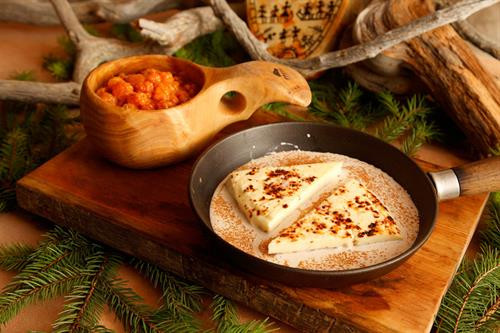 Rovaniemi, thủ phủ tỉnh Lapland ở Phần Lan được xem là quê hương chính thức của ông già Noel. Làng của ông già Noel: Nằm cách trung tâm thành phố Rovaniemi khoảng 8 km về phía bắc, Santa Claus Village, hay Làng của ông già Noel mở cửa chào đón du khách mỗi ngày. Là điểm đến hút khách nhất của Lapland, nơi đây như một resort đúng nghĩa với hàng loạt cửa hàng quà lưu niệm, nhà hàng, quán cà phê... Song, 3 địa điểm hấp dẫn hơn cả tại ngôi làng này chính là Santa Claus Office, Santa Claus Main Post Office và Arctic Circle. Gặp ông già Noel "xịn": Santa Claus Office, hay Văn phòng của ông già Noel là địa điểm chính thức cho bạn gặp gỡ nhân vật quen thuộc, hiền hậu với bộ râu rậm đặc trưng. Không quá lời khi nói rằng ông già Noel có lẽ là người... nổi tiếng nhất thế giới, đặc biệt với trẻ em. Tại Santa Claus Office, các bạn nhỏ có thể khám phá nhiều bí mật thú vị về nhân vật này, chẳng hạn như bộ điều khiển tốc độ quay Trái Đất của ông. Gửi thiệp Giáng sinh đến những người thân yêu: Santa Claus Main Post Office, hay Bưu điện chính của ông già Noel thuộc mạng lưới dịch vụ bưu chính quốc gia Phần Lan. Tại đây, du khách có thể "đặt hàng" ông già Noel gửi thiệp, quà Giáng sinh... đến những người thân yêu với một dấu bưu điện chính thức ở đây mà không nơi nào có để làm họ bất ngờ. Từ năm 1985, ông già Noel nhận khoảng 15 triệu lá thư từ 198 quốc gia, vùng lãnh thổ gửi đến, nên tại bưu điện, bạn cũng có thể xem qua những lá thư đáng yêu này của trẻ em khắp thế giới. Check-in tại Vòng Bắc Cực: Arctic Circle, hay Vòng Bắc Cực là vĩ tuyến 66 độ 33 phút bắc. Đây là một trong những dấu mốc địa lý rất đặc biệt trên Trái Đất, diễn ra những hiện tượng kỳ thú như Mặt Trời nửa đêm (Midnight Sun) hay Đêm vùng cực (Polar Night). Vòng Bắc Cực chạy qua Santa Claus Village ở Rovaniemi được đánh dấu rõ ràng, dễ nhận biết. Bạn hẳn không thể bỏ qua điểm check-in độc lạ này khi đến đây. Chiêm ngưỡng Bắc Cực quang kỳ ảo: Từ cuối tháng 8 đến tận đầu tháng 4 hàng năm ở Rovaniemi, bạn có thể tận mắt chiêm ngưỡng Bắc Cực quang "nhảy múa" không ngừng. Không gian lý tưởng để quan sát hiện tượng thiên nhiên kỳ thú này là bầu trời đêm đủ tối, trong vắt, không có ánh đèn neon. Trung tâm khoa học và bảo tàng Arktikum's Arctic Garden bên bờ sông Ounasjoki là một gợi ý thích hợp nếu bạn không muốn di chuyển quá xa trung tâm thành phố. Cưỡi xe tuần lộc kéo: Những chú tuần lộc kéo xe là một trong những hình ảnh gắn liền với ông già Noel. Tuy không thể... bay giữa trời, song những xe tuần lộc kéo vẫn đủ khả năng mang đến bạn cảm giác lướt đi trên tuyết trắng. Bạn có thể ghé thăm các trang trại tuần lộc và trải nghiệm hoạt động thú vị này. Ngoài cưỡi xe tuần lộc kéo, du khách cũng có thể lựa chọn xe kéo bởi những chú chó Husky. Kết bạn với những động vật vùng cực: Nếu là tín đồ yêu động vật, chắc chắn bạn không thể bỏ qua Ranua Wildlife Park, hay Công viên động vật hoang dã Ranua ở Rovaniemi. Tại đây, du khách có thể tìm hiểu, quan sát, chụp ảnh... nhiều loài động vật đặc biệt sống vùng cực như gấu trắng Bắc Cực, cáo Bắc Cực, cú tuyết, hươu đuôi trắng, rái cá... Cưỡi xe trượt tuyết: Có từ năm 1999, Arctic Circle Snowmobile Park, hay Công viên xe trượt tuyết Vòng Bắc Cực ở Rovaniemi sẽ mang đến bạn cơ hội thử sức với loại phương tiện đặc biệt này. Nơi đây có những chiếc xe trượt tuyết cỡ nhỏ thích hợp cho cả trẻ em để cùng vui chơi trong mùa đông. Ngoài ra, du khách cũng có thể tìm hiểu sự phát triển của xe trượt tuyết từ thập niên 1960 đến nay qua triển lãm ở "Ngôi nhà xe trượt tuyết của ông già Noel". Thử món ngon từ thịt tuần lộc: Tuần lộc được xem là một loại gia súc ở Lapland. Hình thức sinh kế chăn nuôi tuần lộc đã có từ nhiều thế kỷ ở vùng đất này, nên thịt tuần lộc là phần quan trọng không thể thiếu trong văn hóa ẩm thực của quê hương ông già Noel. Bạn có thể thưởng thức thịt tuần lộc xào dầu olive, ăn kèm khoai tây nghiền và quả mọng lingonberry đặc trưng ở vùng Scandinavia. Thưởng thức đặc sản tráng miệng Rovaniemi: Món ăn địa phương bạn nhất định phải thử khi đến quê hương ông già Noel là "phô mai bánh mì", hay leipajuusto. Món tráng miệng làm từ phô mai mềm chiên này thường được phục vụ với quả mọng cloudberry đặc trưng, đắt tiền ở Phần Lan. Trong lúc thưởng thức món leipajuusto hấp dẫn với hương vị ngọt ngào, bạn sẽ nghe được những âm thanh vui tai phát ra khi nhai. Rovaniemi, thủ phủ tỉnh Lapland ở Phần Lan được xem là quê hương chính thức của ông già Noel. Làng của ông già Noel: Nằm cách trung tâm thành phố Rovaniemi khoảng 8 km về phía bắc, Santa Claus Village, hay Làng của ông già Noel mở cửa chào đón du khách mỗi ngày. Là điểm đến hút khách nhất của Lapland, nơi đây như một resort đúng nghĩa với hàng loạt cửa hàng quà lưu niệm, nhà hàng, quán cà phê... Song, 3 địa điểm hấp dẫn hơn cả tại ngôi làng này chính là Santa Claus Office, Santa Claus Main Post Office và Arctic Circle. Gặp ông già Noel "xịn": Santa Claus Office, hay Văn phòng của ông già Noel là địa điểm chính thức cho bạn gặp gỡ nhân vật quen thuộc, hiền hậu với bộ râu rậm đặc trưng. Không quá lời khi nói rằng ông già Noel có lẽ là người... nổi tiếng nhất thế giới, đặc biệt với trẻ em. Tại Santa Claus Office, các bạn nhỏ có thể khám phá nhiều bí mật thú vị về nhân vật này, chẳng hạn như bộ điều khiển tốc độ quay Trái Đất của ông. Gửi thiệp Giáng sinh đến những người thân yêu: Santa Claus Main Post Office, hay Bưu điện chính của ông già Noel thuộc mạng lưới dịch vụ bưu chính quốc gia Phần Lan. Tại đây, du khách có thể "đặt hàng" ông già Noel gửi thiệp, quà Giáng sinh... đến những người thân yêu với một dấu bưu điện chính thức ở đây mà không nơi nào có để làm họ bất ngờ. Từ năm 1985, ông già Noel nhận khoảng 15 triệu lá thư từ 198 quốc gia, vùng lãnh thổ gửi đến, nên tại bưu điện, bạn cũng có thể xem qua những lá thư đáng yêu này của trẻ em khắp thế giới. Check-in tại Vòng Bắc Cực: Arctic Circle, hay Vòng Bắc Cực là vĩ tuyến 66 độ 33 phút bắc. Đây là một trong những dấu mốc địa lý rất đặc biệt trên Trái Đất, diễn ra những hiện tượng kỳ thú như Mặt Trời nửa đêm (Midnight Sun) hay Đêm vùng cực (Polar Night). Vòng Bắc Cực chạy qua Santa Claus Village ở Rovaniemi được đánh dấu rõ ràng, dễ nhận biết. Bạn hẳn không thể bỏ qua điểm check-in độc lạ này khi đến đây. Chiêm ngưỡng Bắc Cực quang kỳ ảo: Từ cuối tháng 8 đến tận đầu tháng 4 hàng năm ở Rovaniemi, bạn có thể tận mắt chiêm ngưỡng Bắc Cực quang "nhảy múa" không ngừng. Không gian lý tưởng để quan sát hiện tượng thiên nhiên kỳ thú này là bầu trời đêm đủ tối, trong vắt, không có ánh đèn neon. Trung tâm khoa học và bảo tàng Arktikum's Arctic Garden bên bờ sông Ounasjoki là một gợi ý thích hợp nếu bạn không muốn di chuyển quá xa trung tâm thành phố. Cưỡi xe tuần lộc kéo: Những chú tuần lộc kéo xe là một trong những hình ảnh gắn liền với ông già Noel. Tuy không thể... bay giữa trời, song những xe tuần lộc kéo vẫn đủ khả năng mang đến bạn cảm giác lướt đi trên tuyết trắng. Bạn có thể ghé thăm các trang trại tuần lộc và trải nghiệm hoạt động thú vị này. Ngoài cưỡi xe tuần lộc kéo, du khách cũng có thể lựa chọn xe kéo bởi những chú chó Husky. Kết bạn với những động vật vùng cực: Nếu là tín đồ yêu động vật, chắc chắn bạn không thể bỏ qua Ranua Wildlife Park, hay Công viên động vật hoang dã Ranua ở Rovaniemi. Tại đây, du khách có thể tìm hiểu, quan sát, chụp ảnh... nhiều loài động vật đặc biệt sống vùng cực như gấu trắng Bắc Cực, cáo Bắc Cực, cú tuyết, hươu đuôi trắng, rái cá... Cưỡi xe trượt tuyết: Có từ năm 1999, Arctic Circle Snowmobile Park, hay Công viên xe trượt tuyết Vòng Bắc Cực ở Rovaniemi sẽ mang đến bạn cơ hội thử sức với loại phương tiện đặc biệt này. Nơi đây có những chiếc xe trượt tuyết cỡ nhỏ thích hợp cho cả trẻ em để cùng vui chơi trong mùa đông. Ngoài ra, du khách cũng có thể tìm hiểu sự phát triển của xe trượt tuyết từ thập niên 1960 đến nay qua triển lãm ở "Ngôi nhà xe trượt tuyết của ông già Noel". Thử món ngon từ thịt tuần lộc: Tuần lộc được xem là một loại gia súc ở Lapland. Hình thức sinh kế chăn nuôi tuần lộc đã có từ nhiều thế kỷ ở vùng đất này, nên thịt tuần lộc là phần quan trọng không thể thiếu trong văn hóa ẩm thực của quê hương ông già Noel. Bạn có thể thưởng thức thịt tuần lộc xào dầu olive, ăn kèm khoai tây nghiền và quả mọng lingonberry đặc trưng ở vùng Scandinavia. Thưởng thức đặc sản tráng miệng Rovaniemi: Món ăn địa phương bạn nhất định phải thử khi đến quê hương ông già Noel là "phô mai bánh mì", hay leipajuusto. Món tráng miệng làm từ phô mai mềm chiên này thường được phục vụ với quả mọng cloudberry đặc trưng, đắt tiền ở Phần Lan. Trong lúc thưởng thức món leipajuusto hấp dẫn với hương vị ngọt ngào, bạn sẽ nghe được những âm thanh vui tai phát ra khi nhai.