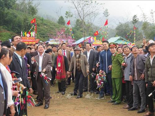 Trò chơi dân gian tung còn được nhiều người tham gia. Ảnh: Quân Trang – TTXVN