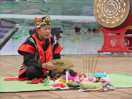 Thầy cúng người dân tộc Dao làm lễ cầu mùa. Ảnh: Quân Trang – TTXVN
