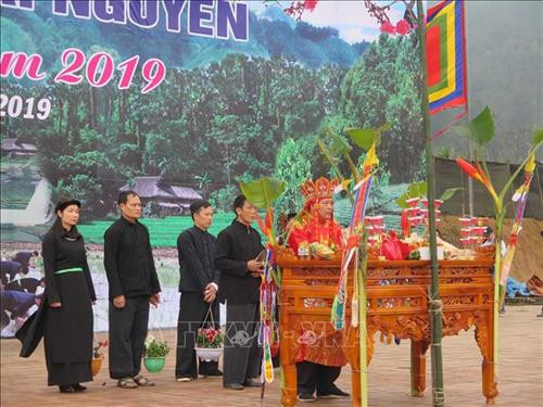 Thầy cúng người dân tộc Dao làm lễ cầu mùa. Ảnh: Quân Trang – TTXVN