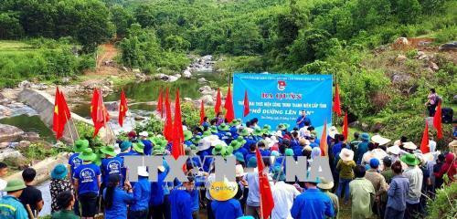 Buổi lễ ra quân “Mở đường lên bản Mọi” thu hút đông đảo đoàn viên và người dân địa phương tham gia. Ảnh: Tá Chuyên - TTXVN Buổi lễ ra quân “Mở đường lên bản Mọi” thu hút đông đảo đoàn viên và người dân địa phương tham gia. Ảnh: Tá Chuyên - TTXVN