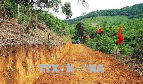 Một đoạn đường vừa mở trong tuyến đường dài 3km vào bản Mọi. Ảnh: Tá Chuyên - TTXVN Một đoạn đường vừa mở trong tuyến đường dài 3km vào bản Mọi. Ảnh: Tá Chuyên - TTXVN