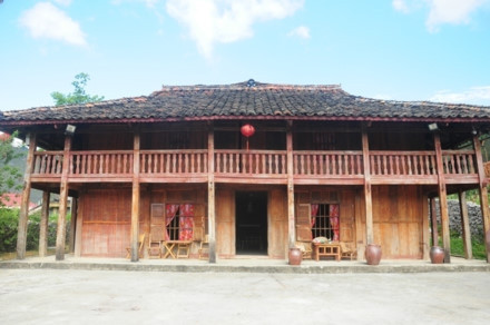 Nhà sàn này vốn là nhà văn hóa của bà con dân tộc thiểu số tại Mèo Vạc nên vào các ngày lễ, các hoạt động văn hóa vẫn diễn ra tại đây. Nhà sàn với tầng 1 là nơi ăn uống, trưng bày các sản vật của dân tộc Lô Lô và tầng hai là điểm ngủ nghỉ được chia cách bằng các rèm vải vừa lịch sự vừa kín đáo. Đằng trước là sân rất rộng. Sau khu nhà là bếp ăn và khu vệ sinh. Căn nhà sau khi sửa thêm nhiều bàn ghế và các vật dụng cần thiết. Tầng 1 trưng bày hai chiếc trống đồng cổ của dân tộc Lô Lô Bạn có thể ngồi uống cà phê ngắm cảnh trước hiên nhà. Hay thư giãn trong không gian thơm hương hoa hồng trên bờ rào đá lãng mạn. Các vị khách đến đây rất thích dùng cà phê ngoài sân và những buổi tiệc nướng BBQ ngắm trăng thanh. Bạn chỉ phải trả khoảng 100 nghìn đồng cho một chỗ ngủ, tắm giặt vệ sinh trong một ngày đêm. Tất cả đệm gối đều được làm đúng với hoa văn họa tiết của người Lô Lô. Từ Mèo Vạc sang Đồng Văn hay đi Lũng Phìn đều tiện đường Căn phòng nhỏ ngay tầng một. Nhà sàn này vốn là nhà văn hóa của bà con dân tộc thiểu số tại Mèo Vạc nên vào các ngày lễ, các hoạt động văn hóa vẫn diễn ra tại đây. Nhà sàn với tầng 1 là nơi ăn uống, trưng bày các sản vật của dân tộc Lô Lô và tầng hai là điểm ngủ nghỉ được chia cách bằng các rèm vải vừa lịch sự vừa kín đáo. Đằng trước là sân rất rộng. Sau khu nhà là bếp ăn và khu vệ sinh. Căn nhà sau khi sửa thêm nhiều bàn ghế và các vật dụng cần thiết. Tầng 1 trưng bày hai chiếc trống đồng cổ của dân tộc Lô Lô Bạn có thể ngồi uống cà phê ngắm cảnh trước hiên nhà. Hay thư giãn trong không gian thơm hương hoa hồng trên bờ rào đá lãng mạn. Các vị khách đến đây rất thích dùng cà phê ngoài sân và những buổi tiệc nướng BBQ ngắm trăng thanh. Bạn chỉ phải trả khoảng 100 nghìn đồng cho một chỗ ngủ, tắm giặt vệ sinh trong một ngày đêm. Tất cả đệm gối đều được làm đúng với hoa văn họa tiết của người Lô Lô. Từ Mèo Vạc sang Đồng Văn hay đi Lũng Phìn đều tiện đường Căn phòng nhỏ ngay tầng một.