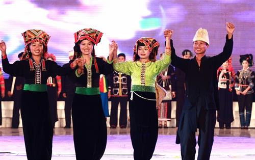 Tộc người Kháng trong trang phục dân tộc gần giống với người Thái. Ảnh: Trí Bằng