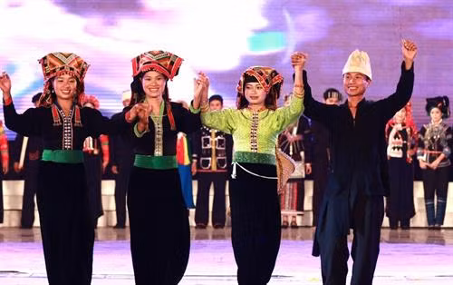 Tộc người Kháng trong trang phục dân tộc gần giống với người Thái. Ảnh: Trí Bằng