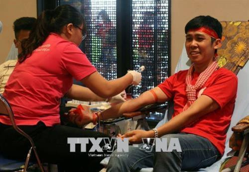 Thành viên Câu lạc bộ "Hành trình đỏ" tỉnh Sơn La tích cực tham gia các đợt hiến máu tình nguyện. Ảnh: Diệp Anh - TTXVN Thành viên Câu lạc bộ "Hành trình đỏ" tỉnh Sơn La tích cực tham gia các đợt hiến máu tình nguyện. Ảnh: Diệp Anh - TTXVN