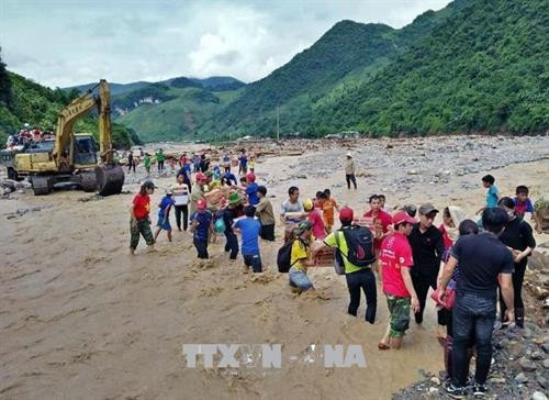 Các thành viên Câu lạc bộ "Hành trình đỏ" tỉnh Sơn La tham gia hỗ trợ nhân dân vùng lũ tại xã Nặm Păm (Mường La, Sơn La) vào đầu tháng 8/2017. Ảnh: Diệp Anh - TTXVN Các thành viên Câu lạc bộ "Hành trình đỏ" tỉnh Sơn La tham gia hỗ trợ nhân dân vùng lũ tại xã Nặm Păm (Mường La, Sơn La) vào đầu tháng 8/2017. Ảnh: Diệp Anh - TTXVN