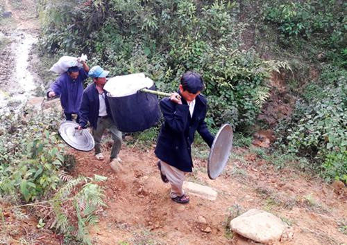 Buổi tối hôm trước khi diễn ra lễ tảo mộ, những người trong gia đình và bà con trong thôn đến giúp chủ nhà gấp giấy tiền vàng thành chim hạc, hoa, đồ vật để hôm sau làm lễ. Lễ tảo mộ có sự tham gia của đại diện các gia đình trong thôn. Mọi người giúp nhau mang đồ đạc lên rừng nơi có phần mộ của người đã mất. Thịt lợn, thịt gà và các món ăn được chế biến ngay tại rừng để dâng cúng người đã mất. Mọi người trong gia đình và dân làng cùng nhau sửa sang lại phần mộ thật chu đáo. Trước đó mấy hôm, gia chủ đã xây “nhà mới” cho người đã mất. Những người phụ nữ Hà Nhì cũng xúc đất đắp lên mộ để làm lý. Sau khi các gia đình đặt lễ vật lên mộ thì chủ nhà thực hiện nghi lễ cúng tại bàn thờ thần rừng Gạ Ma Do. Sau lễ cúng, những người già ăn cơm tại mâm trước mộ. Một phong tục độc đáo là phụ nữ trong gia đình sẽ mang kẹo và nước ngọt đến chia cho tất cả những người tham gia lễ tảo mộ, còn đàn ông thì đi mời rượu các mâm. Nghi lễ tảo mộ thể hiện tình cảm sâu sắc của người Hà Nhì dành cho người đã mất, đồng thời là nét đẹp văn hóa mang tính cộng đồng cao, được lưu giữ qua nhiều thế hệ. Buổi tối hôm trước khi diễn ra lễ tảo mộ, những người trong gia đình và bà con trong thôn đến giúp chủ nhà gấp giấy tiền vàng thành chim hạc, hoa, đồ vật để hôm sau làm lễ. Lễ tảo mộ có sự tham gia của đại diện các gia đình trong thôn. Mọi người giúp nhau mang đồ đạc lên rừng nơi có phần mộ của người đã mất. Thịt lợn, thịt gà và các món ăn được chế biến ngay tại rừng để dâng cúng người đã mất. Mọi người trong gia đình và dân làng cùng nhau sửa sang lại phần mộ thật chu đáo. Trước đó mấy hôm, gia chủ đã xây “nhà mới” cho người đã mất. Những người phụ nữ Hà Nhì cũng xúc đất đắp lên mộ để làm lý. Sau khi các gia đình đặt lễ vật lên mộ thì chủ nhà thực hiện nghi lễ cúng tại bàn thờ thần rừng Gạ Ma Do. Sau lễ cúng, những người già ăn cơm tại mâm trước mộ. Một phong tục độc đáo là phụ nữ trong gia đình sẽ mang kẹo và nước ngọt đến chia cho tất cả những người tham gia lễ tảo mộ, còn đàn ông thì đi mời rượu các mâm. Nghi lễ tảo mộ thể hiện tình cảm sâu sắc của người Hà Nhì dành cho người đã mất, đồng thời là nét đẹp văn hóa mang tính cộng đồng cao, được lưu giữ qua nhiều thế hệ.