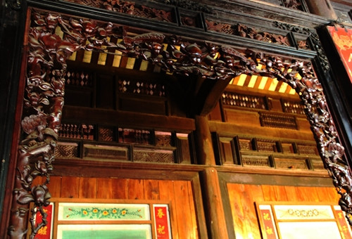 Các chi tiết trong ngôi nhà được chạm khắc vô cùng tinh xảo.