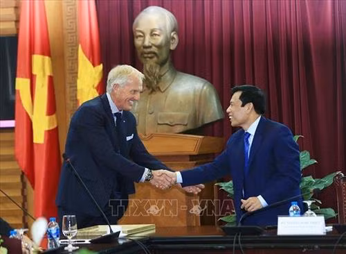 Bộ trưởng Bộ Văn hóa Thể thao và Du lịch Nguyễn Ngọc Thiện và tân Đại sứ du lịch Việt Nam Greg Norman . Ảnh: Trọng Đạt - TTXVN