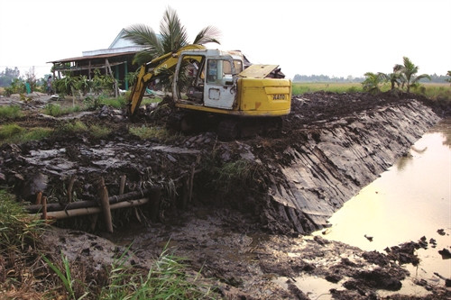 Nhiều hộ nông dân đào ao trữ nước phục vụ sản xuất nông nghiệp