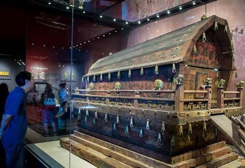 Phần lớn các ngôi mộ đều chứa quan tài gỗ. (Nguồn: cgtn.com) Phần lớn các ngôi mộ đều chứa quan tài gỗ. (Nguồn: cgtn.com)