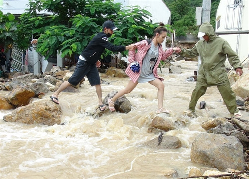 Lực lượng chức năng giúp người dân vượt quan dòng nước lũ Lực lượng chức năng giúp người dân vượt quan dòng nước lũ
