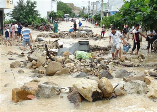 Nhiều tảng đá cùng lượng nước lớn tràn xuống khu dân cư Nhiều tảng đá cùng lượng nước lớn tràn xuống khu dân cư