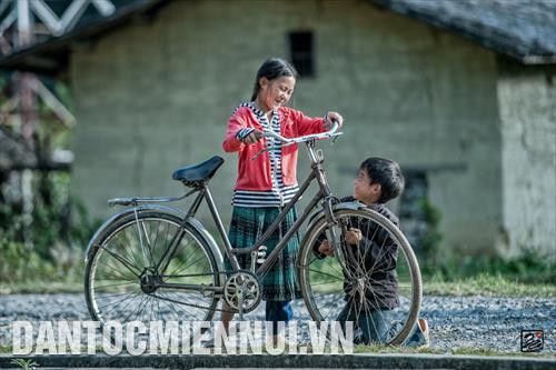 Tác phẩm "Giúp bạn". Ảnh: NSNA Trần Cao Bảo Long