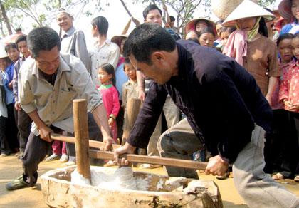 Thầy cúngcó mặt tại gốc cây to đầu bản để làm lễ cúng từ sớm. Nhảy Pao Pố – trò chơi thu hút sự chú ý của đông đảo đồng bào. Múa quạt – nét văn hóa độc đáo dân tộc Giáy. Thi giã bánh dầy. Khéo léo. Sôi nổi thi kéo co. Thầy cúngcó mặt tại gốc cây to đầu bản để làm lễ cúng từ sớm. Nhảy Pao Pố – trò chơi thu hút sự chú ý của đông đảo đồng bào. Múa quạt – nét văn hóa độc đáo dân tộc Giáy. Thi giã bánh dầy. Khéo léo. Sôi nổi thi kéo co.