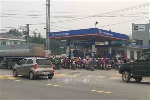 Người dân mua xăng về dự trữ tại một số cây xăng ở huyện Sốp Cộp, tỉnh Sơn La. Ảnh: TTXVN Người dân mua xăng về dự trữ tại một số cây xăng ở huyện Sốp Cộp, tỉnh Sơn La. Ảnh: TTXVN