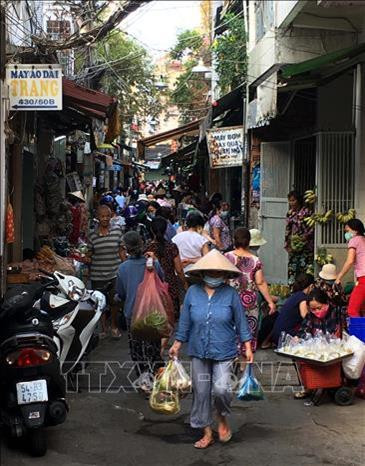 Hoạt động mua bán tại khu vực hẻm 430 Cách Mạng Tháng Tám, Phường 11, Quận 3 (từ Cách Mạng Tháng Tám đến cuối hẻm ra đường Trần Văn Đang - Cống Bà Xếp) vẫn diễn ra mặt dù của chính quyền địa phương đã có thông báo trước đó (ảnh chụp 6h30, sáng 28/3). Ảnh: Thanh Vũ - TTXVN
