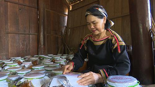 Amí Dzoan bên những ché rượu cần thành phẩm của gia đình. Ảnh:baodaklak.vn Amí Dzoan bên những ché rượu cần thành phẩm của gia đình. Ảnh:baodaklak.vn