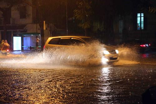 Mưa lớn gây ngập trên tuyến phố Lý Thường Kiệt. Ảnh: Thành Đạt – TTXVN
