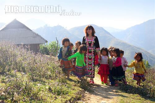 Bên bếp lửa. Ảnh: V.T.C Bếp nội trú của học sinh vùng cao Tả Sìn Thàng (Tủa Chùa). Ảnh: V.T.C Chị em. Ảnh: V.T.C Giờ ra chơi. Ảnh: V.T.C Làm bánh trôi. Ảnh: V.T.C Bên hiên nhà. Ảnh: V.T.C Niềm vui đến trường. Ảnh: V.T.C Qua cầu. Ảnh: V.T.C Trò chơi tuổi thơ. Ảnh: V.T.C